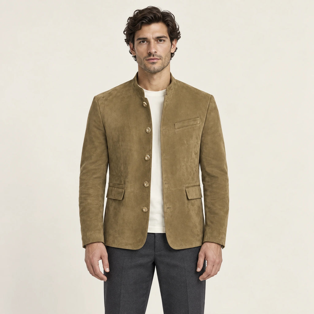 Veste en cuir kaki, vue de face dans le studio IVAREE