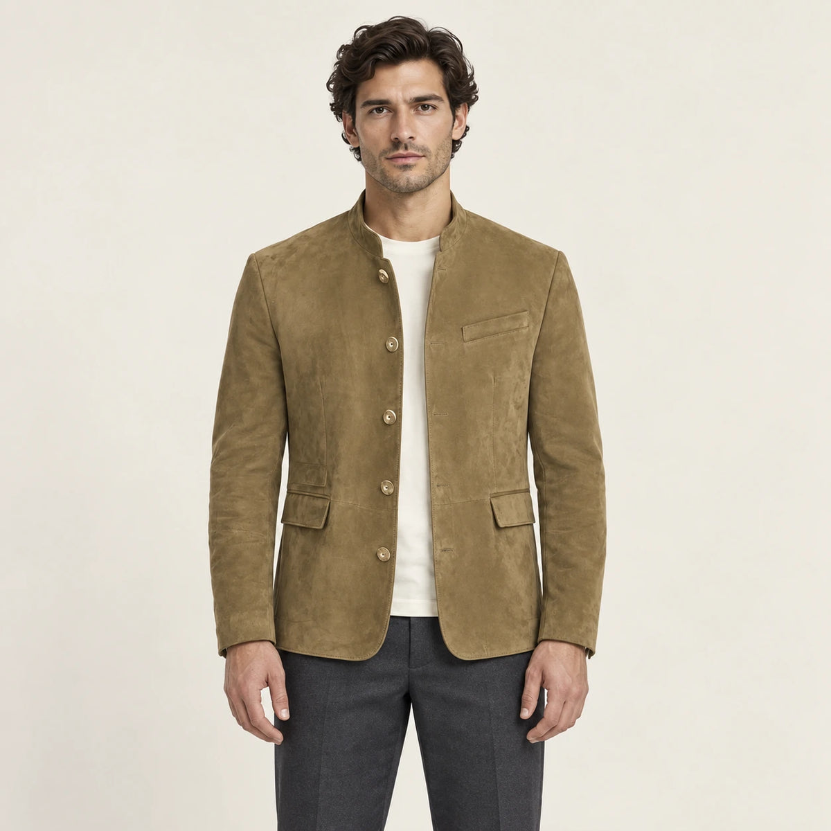 Veste en cuir kaki, vue de face dans le studio IVAREE
