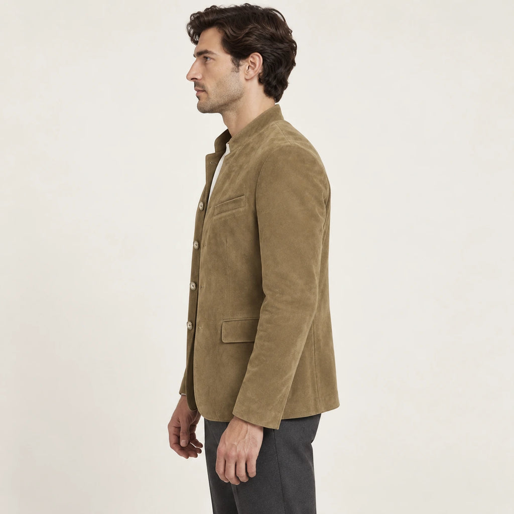 Veste en cuir kaki, vue de profil dans le studio IVAREE