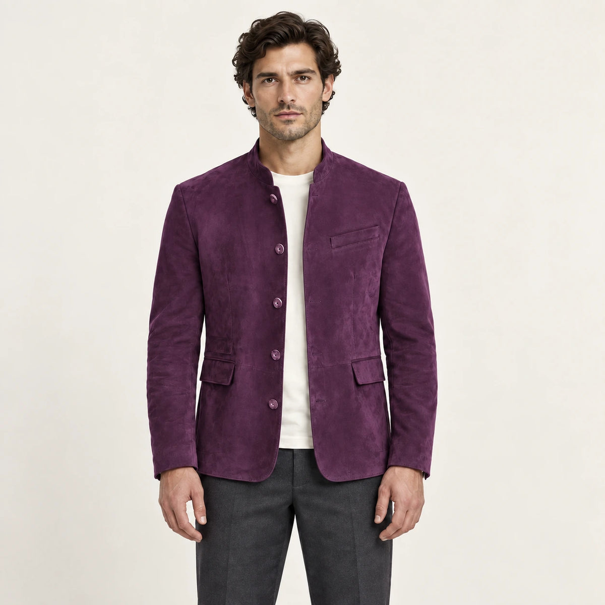 Veste en cuir violet, vue de face dans le studio IVAREE