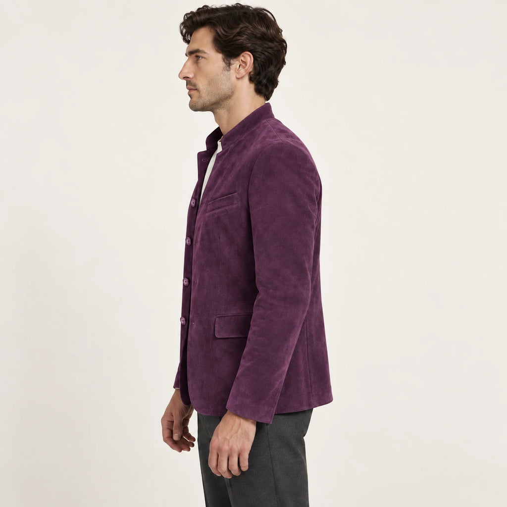 Veste en cuir violet, vue de profil dans le studio IVAREE