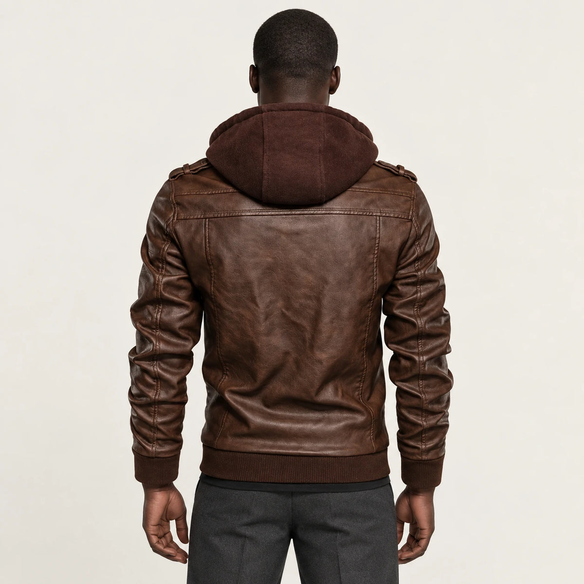 Veste en cuir marron, vue de dos dans le studio IVAREE