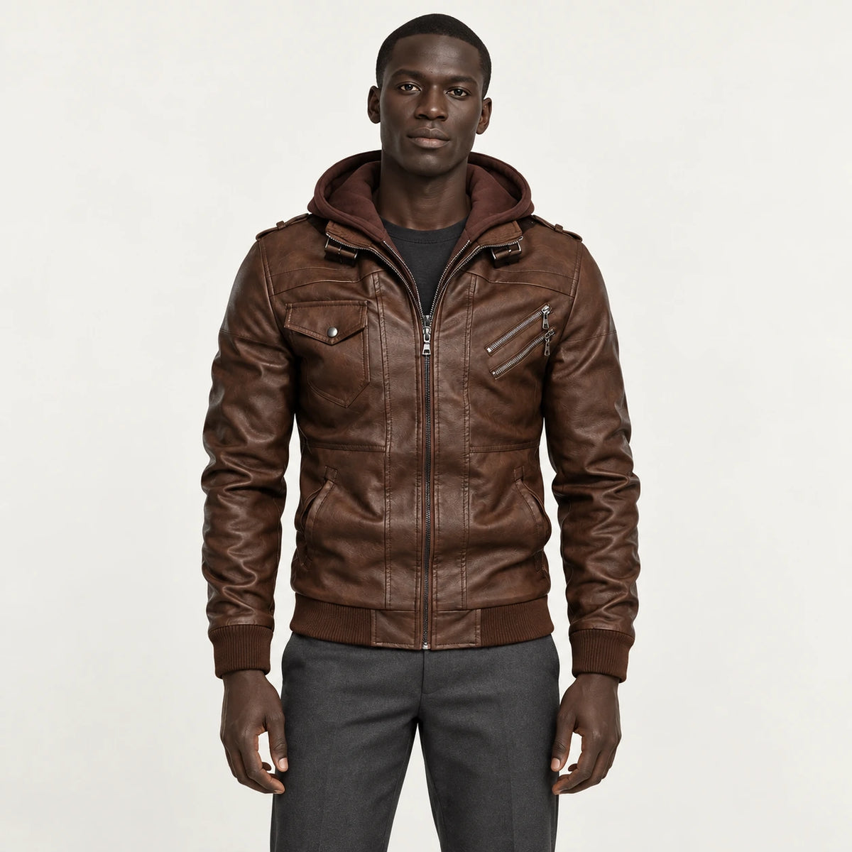 Veste en cuir marron, vue de face dans le studio IVAREE