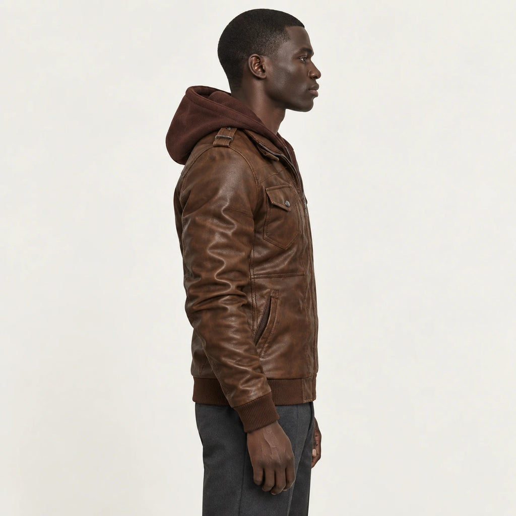 Veste en cuir marron, vue de profil dans le studio IVAREE