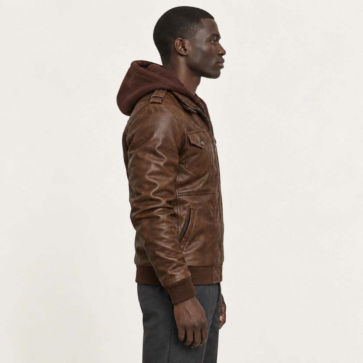 Veste en cuir marron, vue de profil dans le studio IVAREE