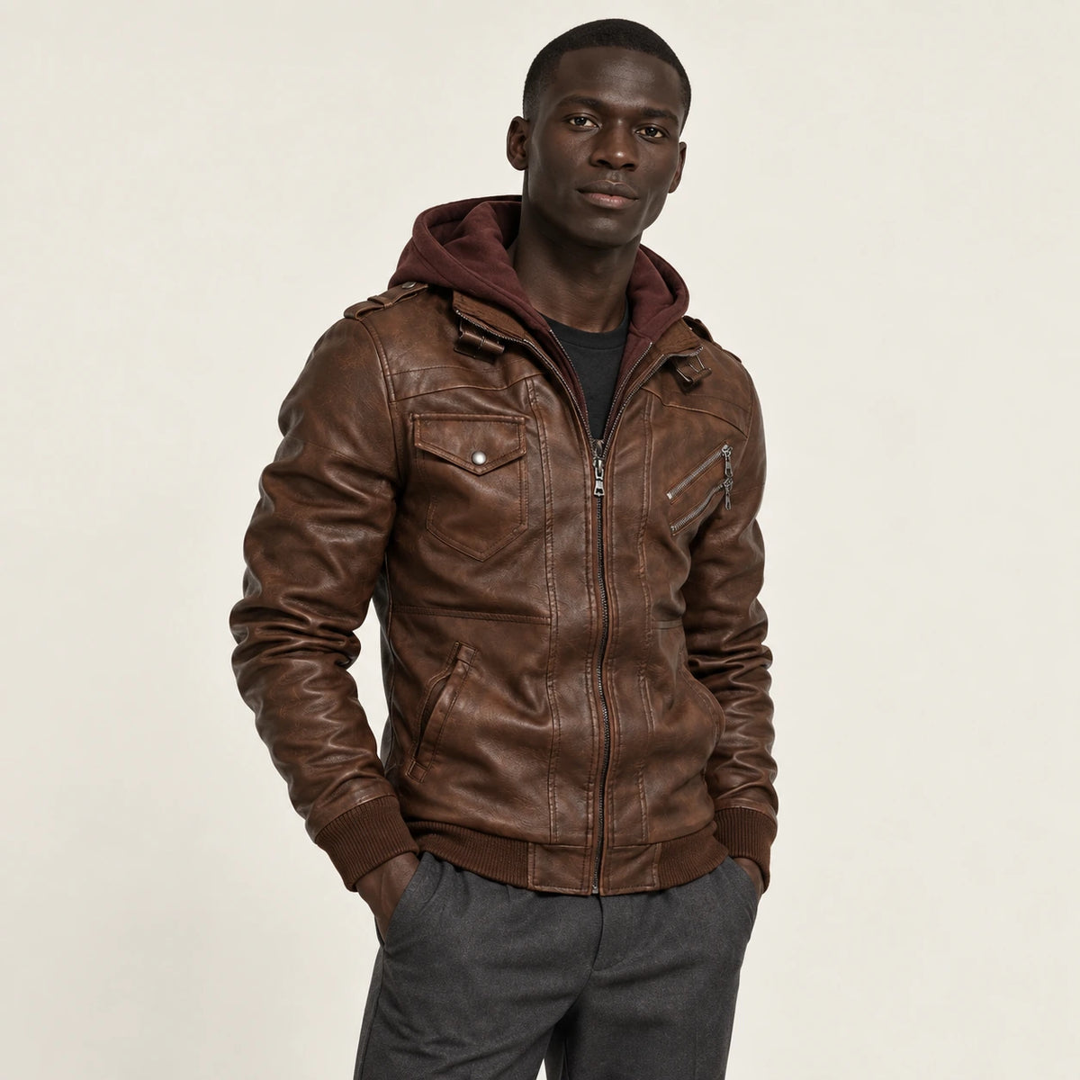 Veste en cuir marron, vue trois-quarts dans le studio IVAREE