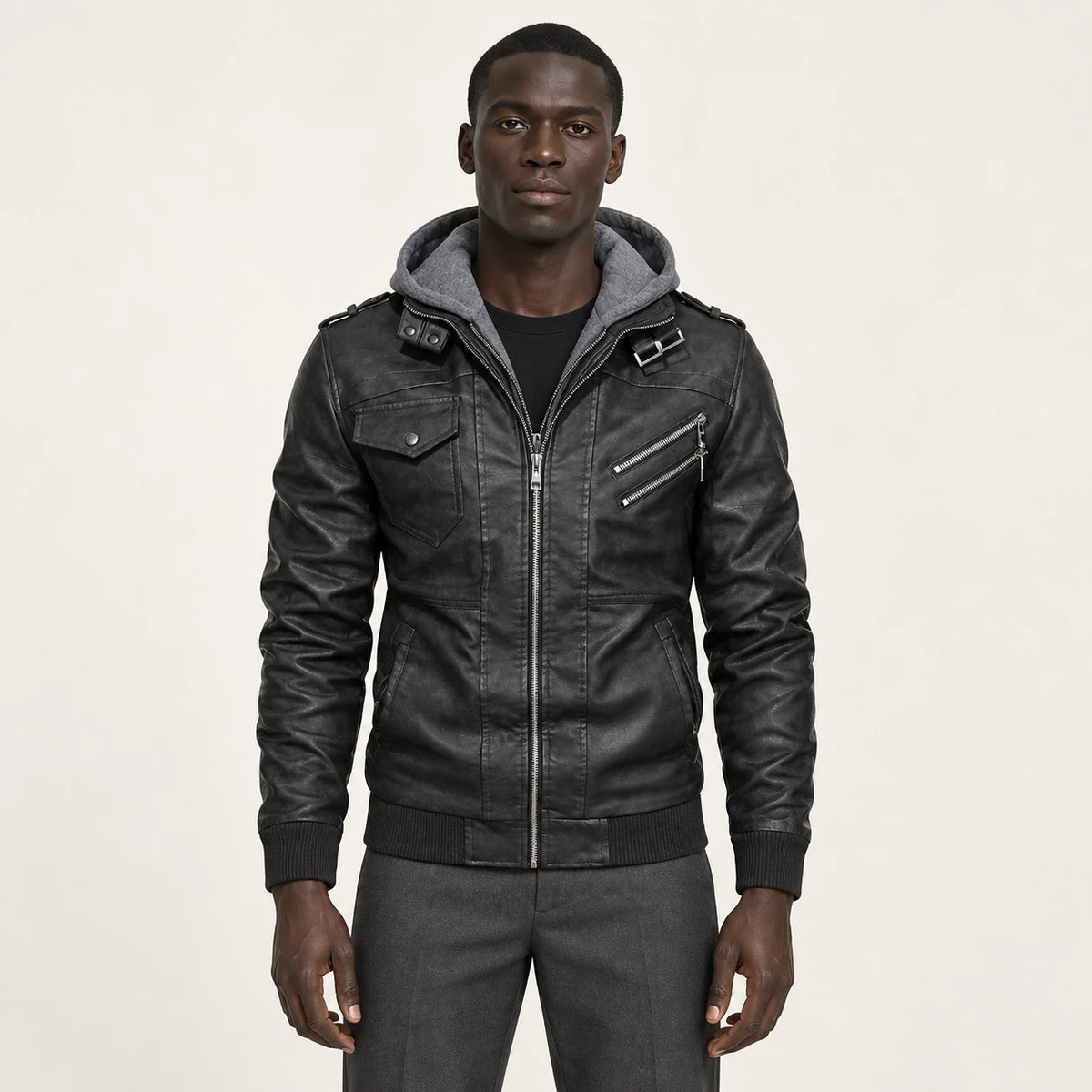Veste en cuir noir, vue de face dans le studio IVAREE
