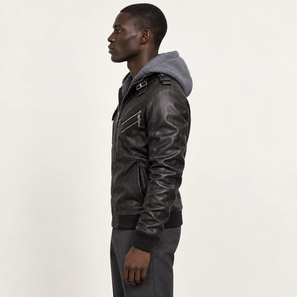 Veste en cuir noir, vue de profil dans le studio IVAREE