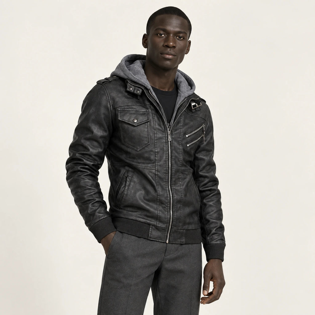 Veste en cuir noir, vue trois-quarts dans le studio IVAREE