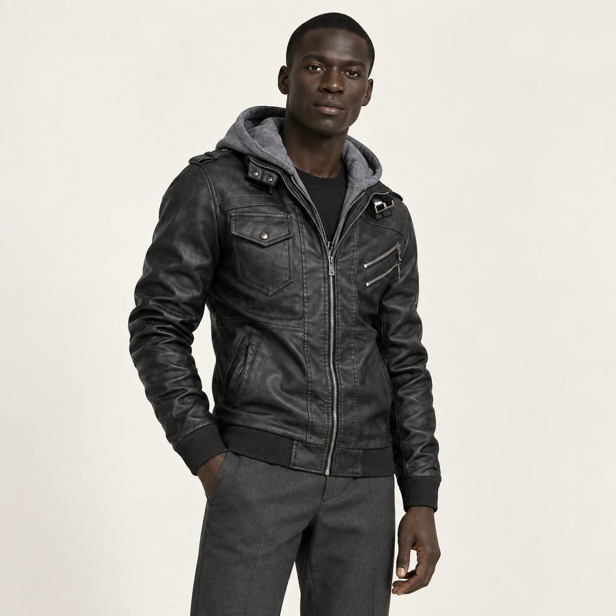 Veste en cuir noir, vue trois-quarts dans le studio IVAREE