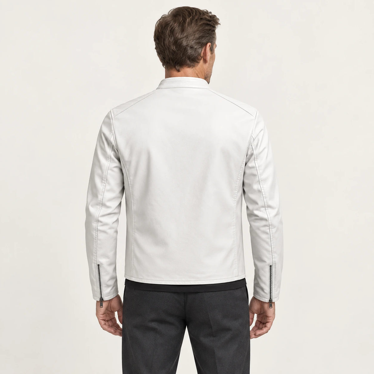 Veste en cuir blanc, vue de dos dans le studio IVAREE