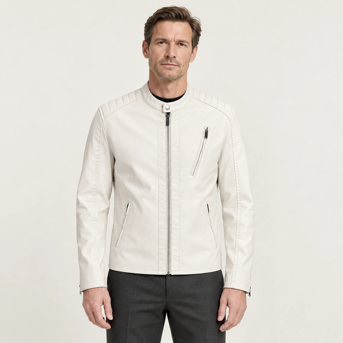 Veste en cuir blanc, vue de face dans le studio IVAREE