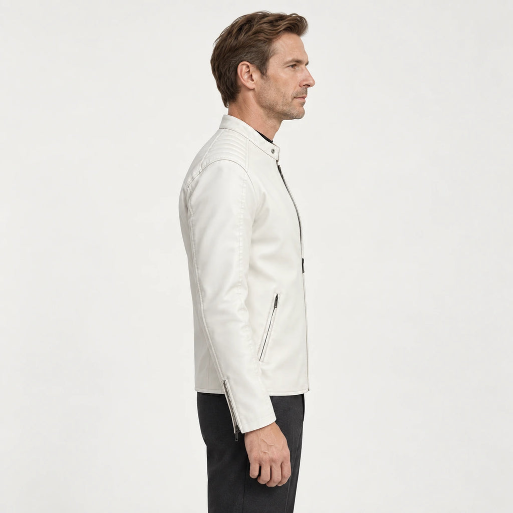 Veste en cuir blanc, vue de profil dans le studio IVAREE