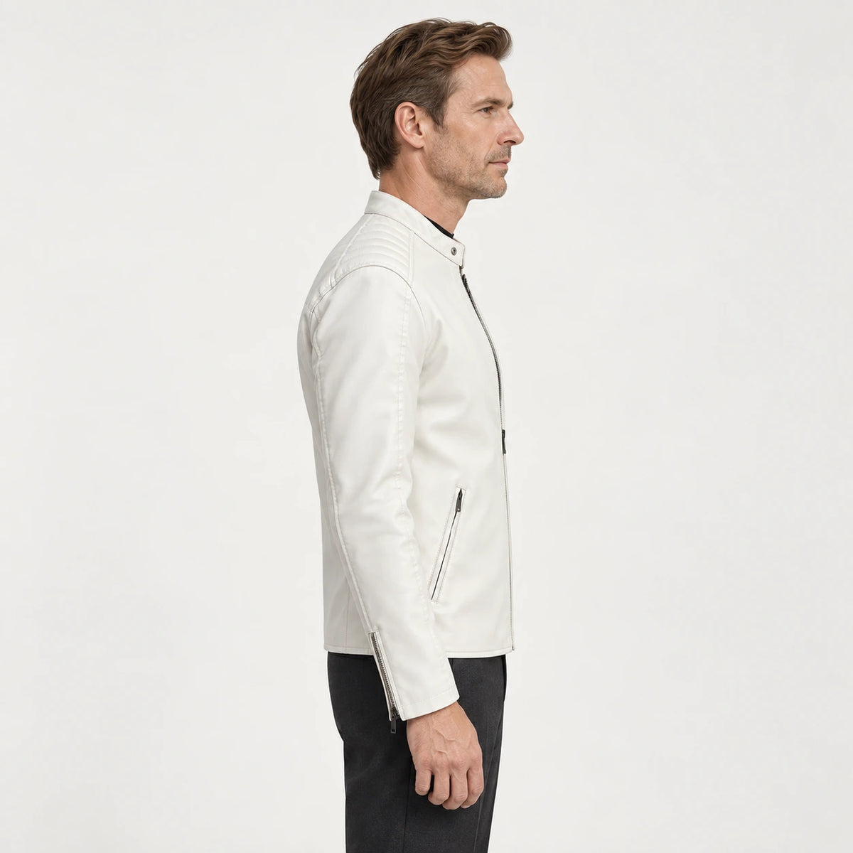 Veste en cuir blanc, vue de profil dans le studio IVAREE