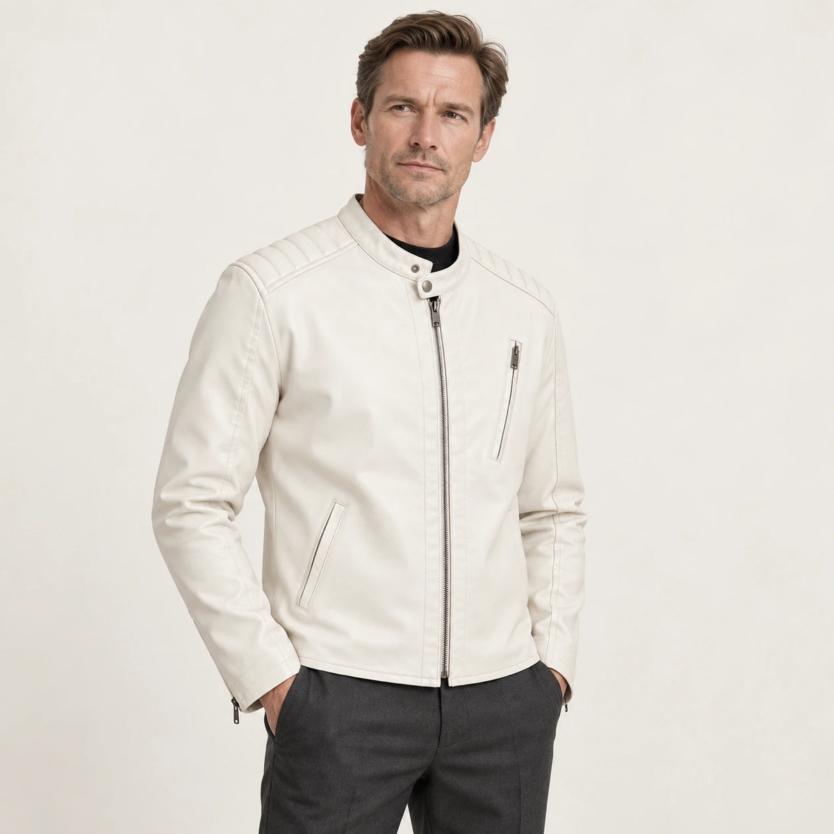 Veste en cuir blanc, vue trois-quarts dans le studio IVAREE
