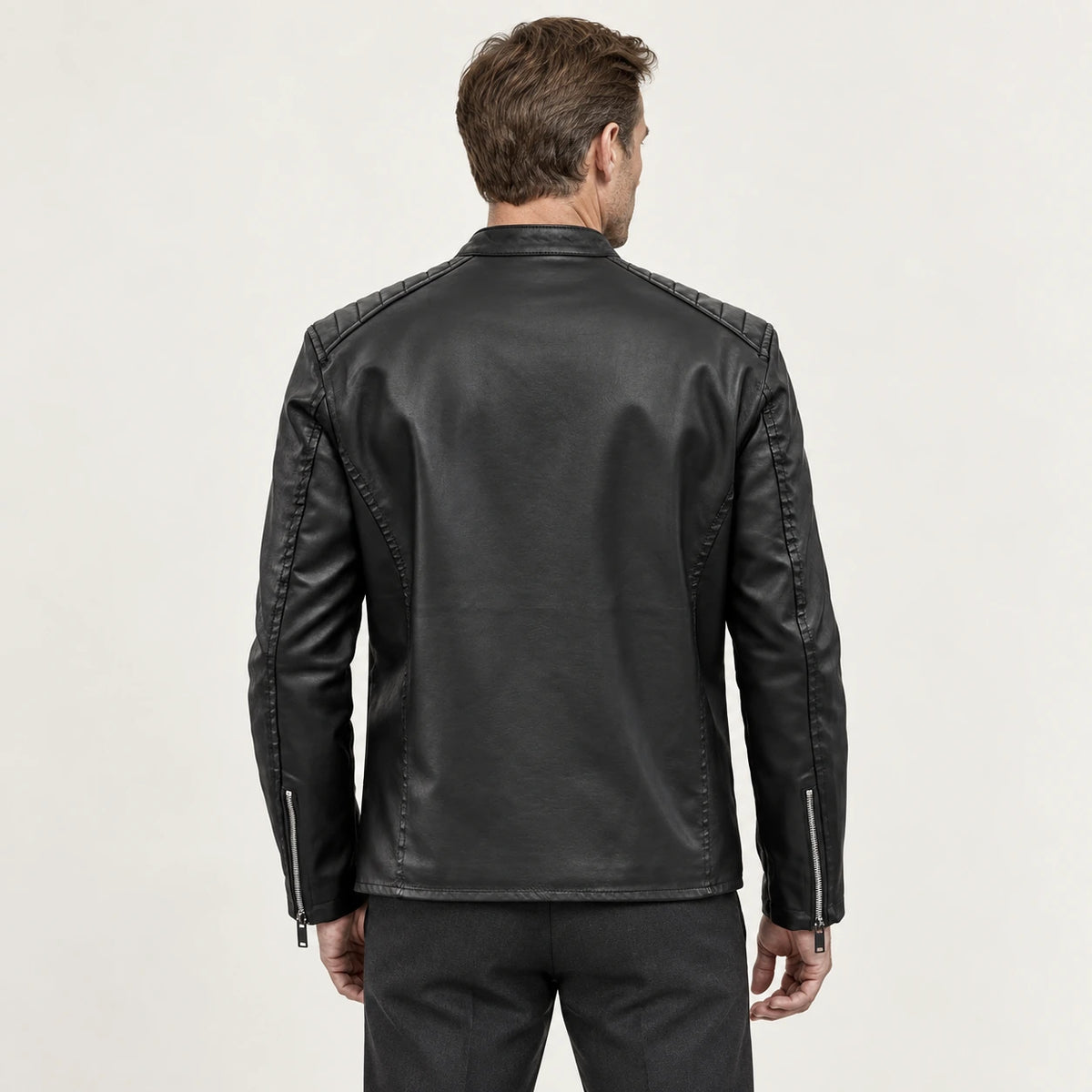 Veste en cuir noir, vue de dos dans le studio IVAREE