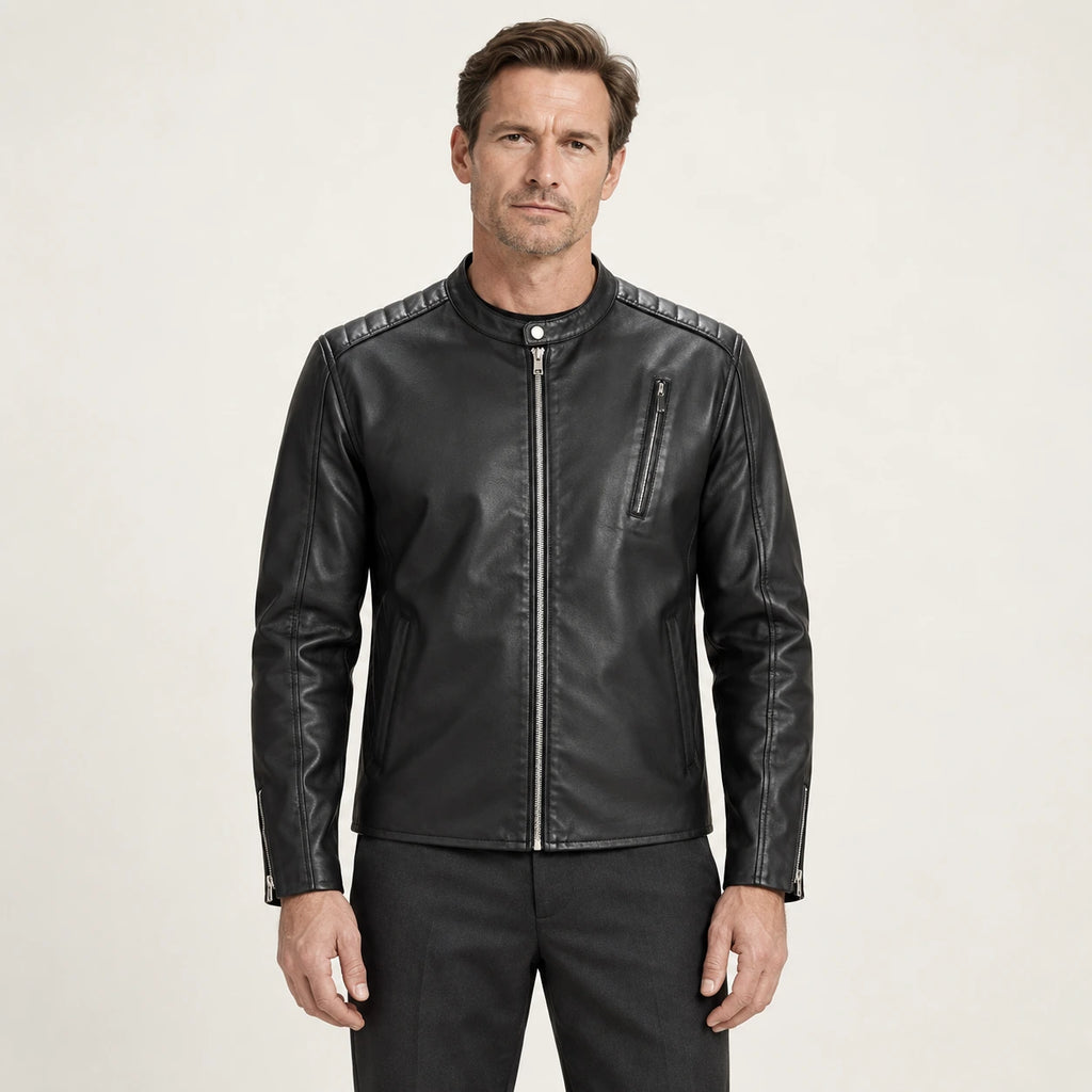 Veste en cuir noir, vue de face dans le studio IVAREE