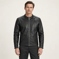 Veste en cuir noir, vue de face dans le studio IVAREE