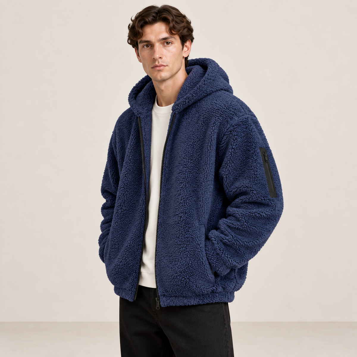 Détail de la capuche, du zip et de la texture du bomber bleu marine effet fourrure.