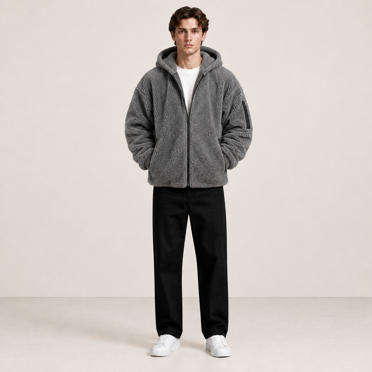 Bomber à capuche gris effet fourrure, porté de face dans le studio IVAREE.