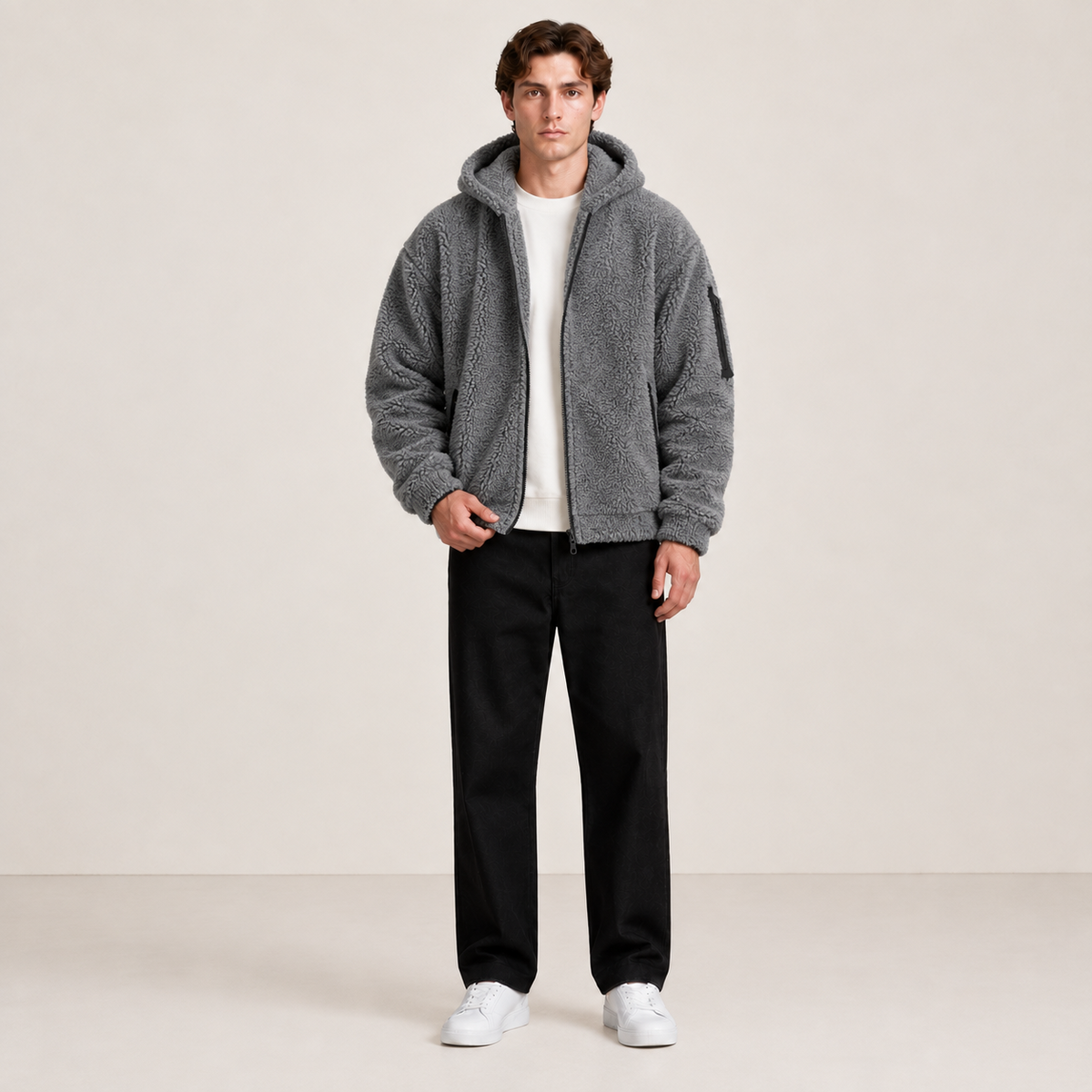 Bomber à capuche gris effet fourrure, porté de face dans une pose naturelle au studio IVAREE.