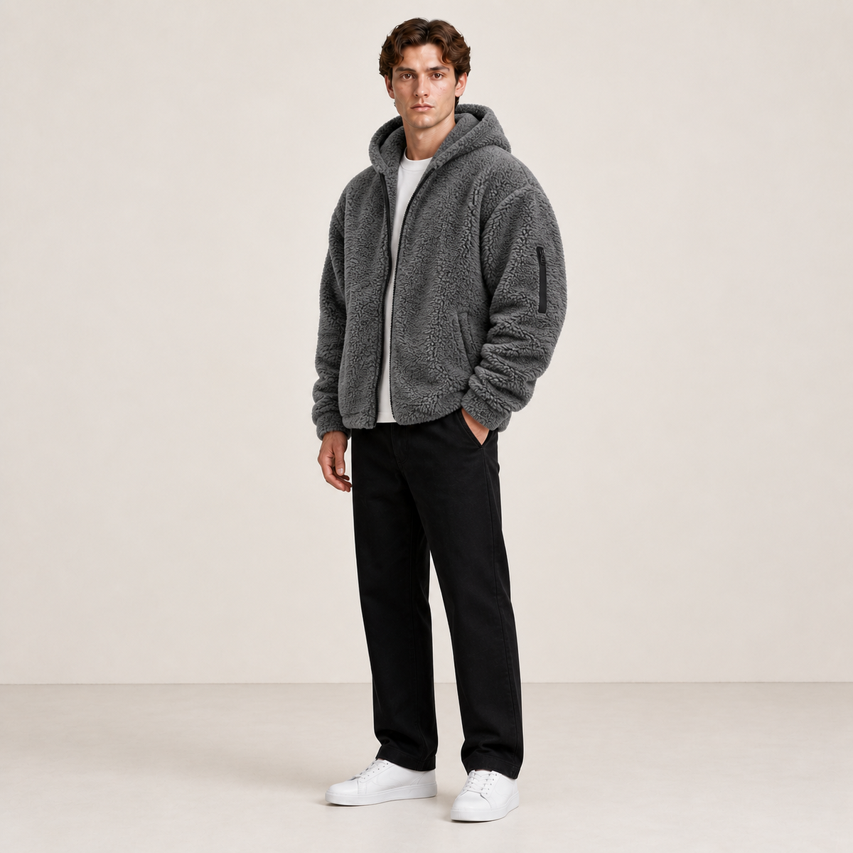Bomber à capuche gris effet fourrure, porté de trois-quarts dans le studio IVAREE.