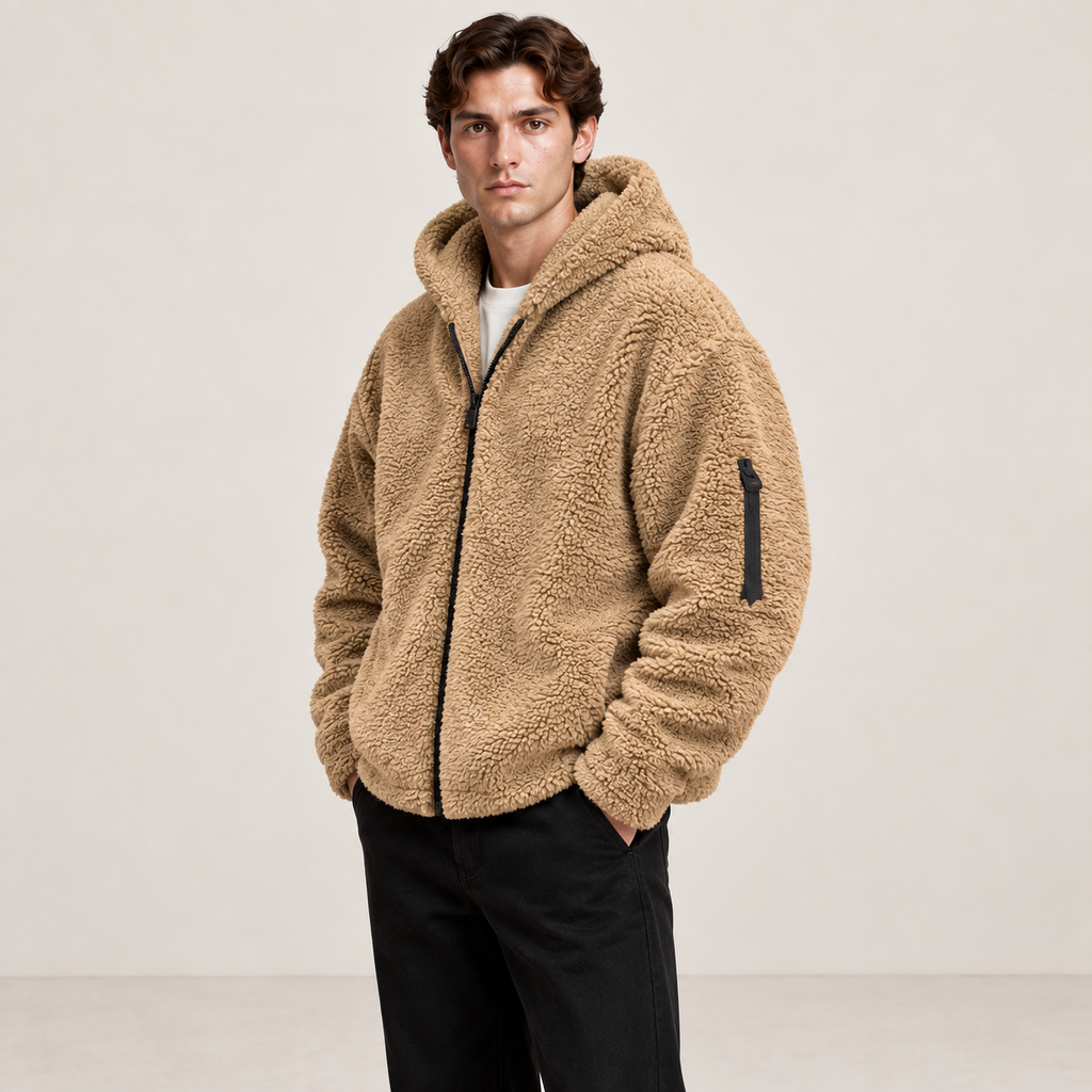 Détail de la capuche, du zip et de la texture du bomber kaki effet fourrure.
