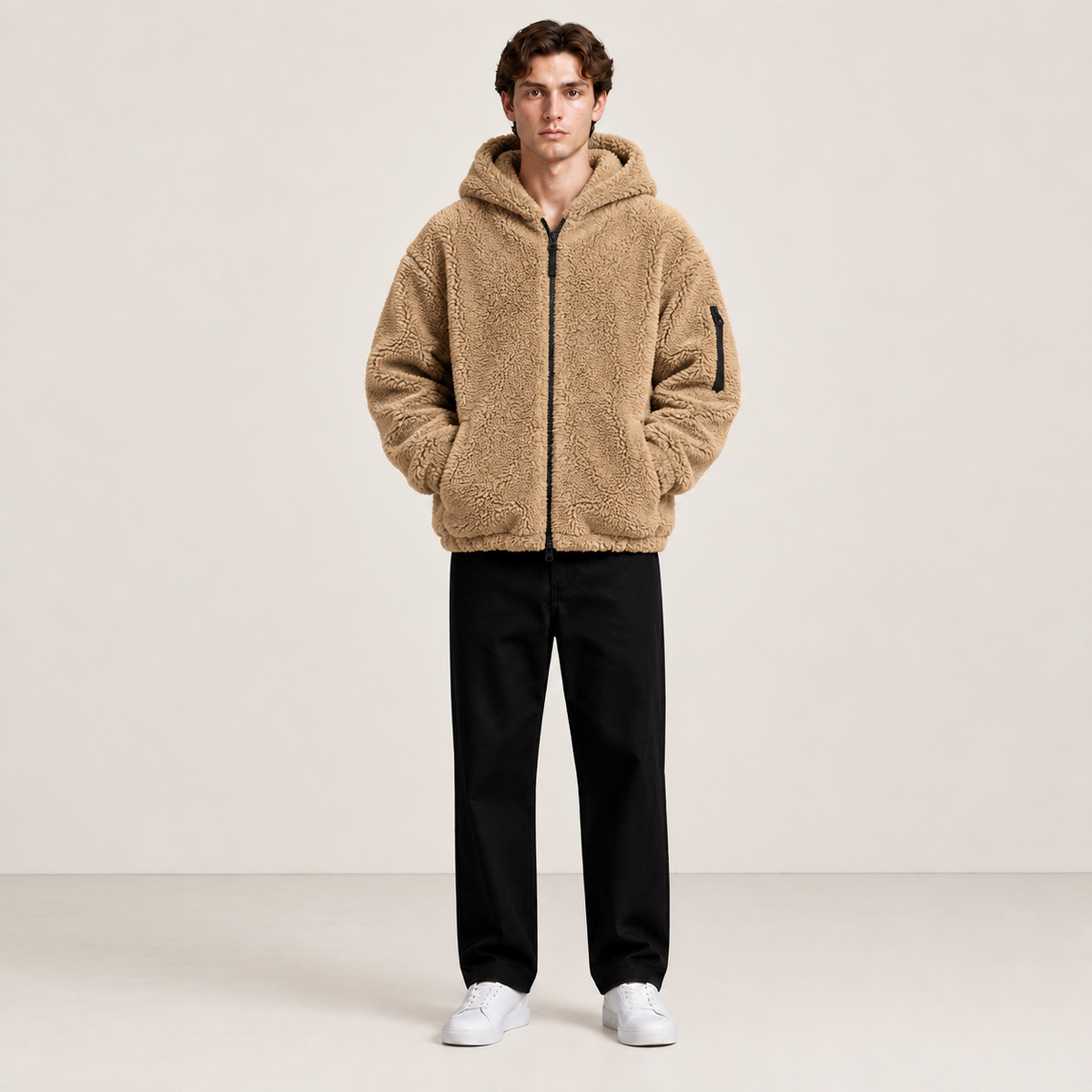 Bomber à capuche kaki effet fourrure, porté de face dans le studio IVAREE.