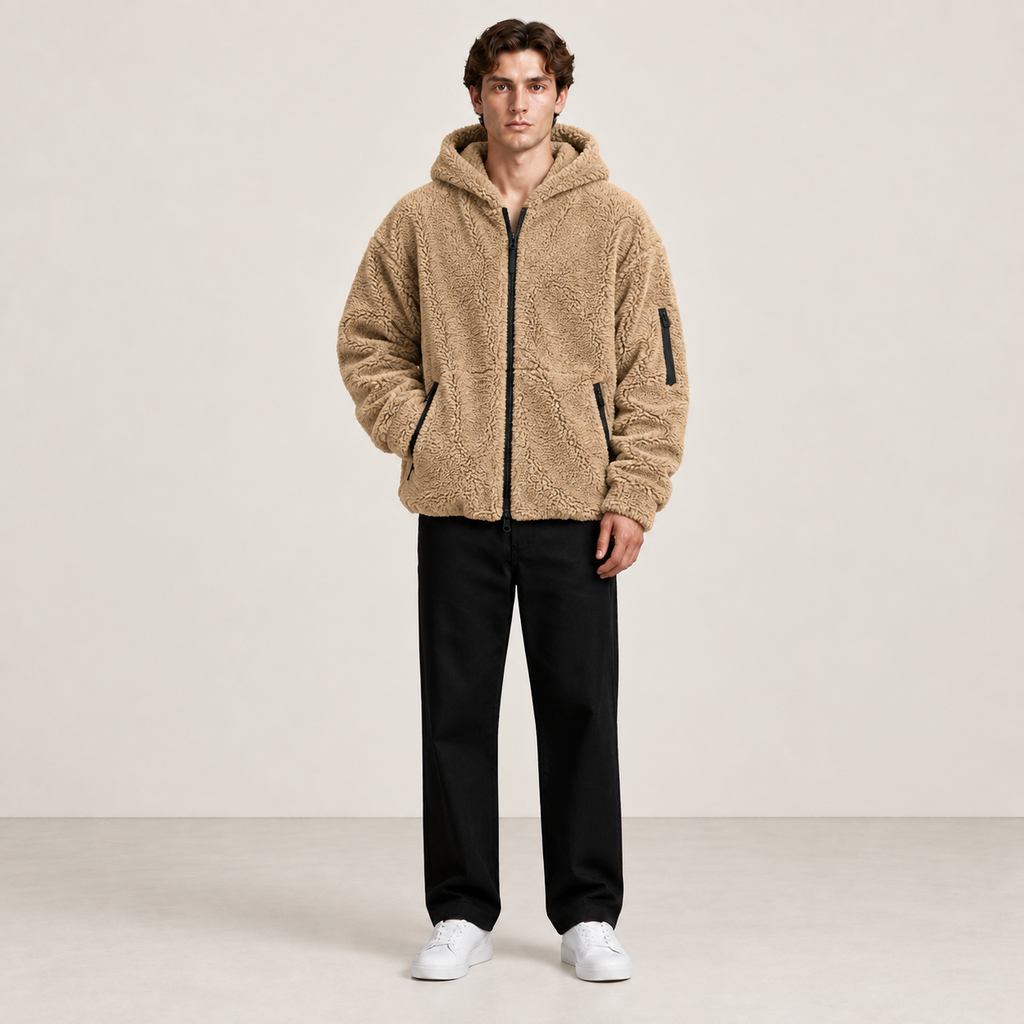 Bomber à capuche kaki effet fourrure, porté de face dans une pose naturelle au studio IVAREE.