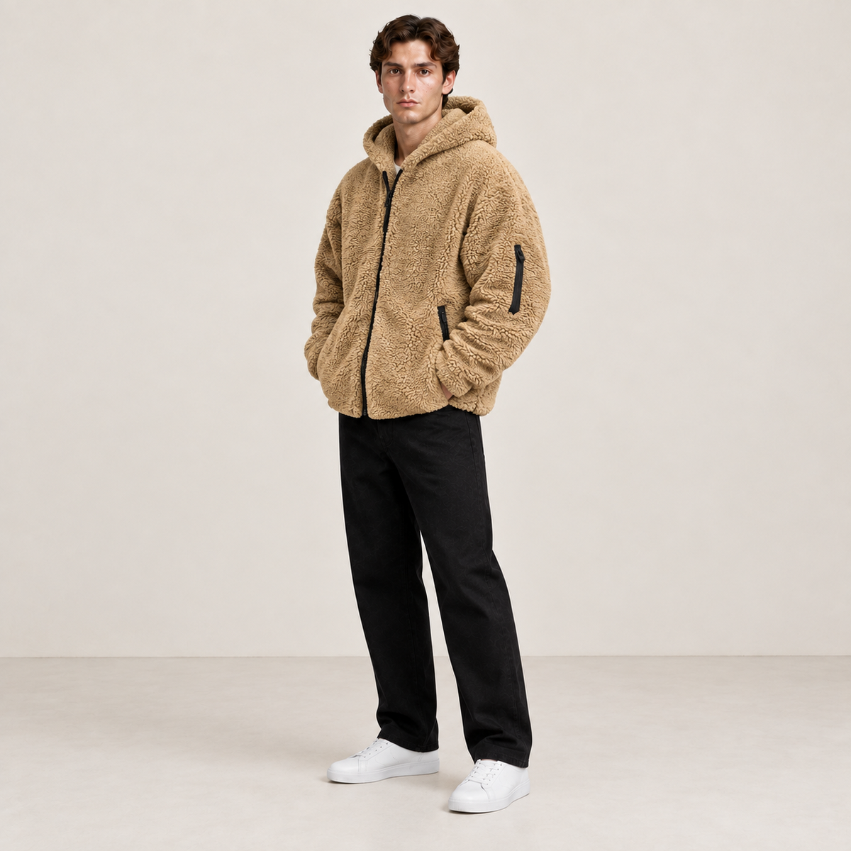 Bomber à capuche kaki effet fourrure, porté de trois-quarts dans le studio IVAREE.