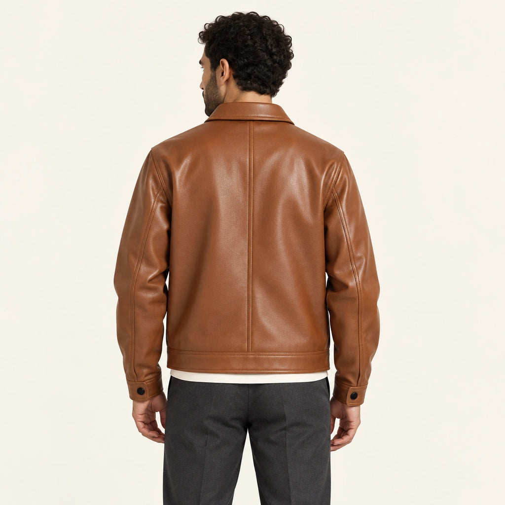 Veste en cuir marron, dos dans le studio IVAREE