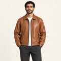 Veste en cuir marron, face dans le studio IVAREE