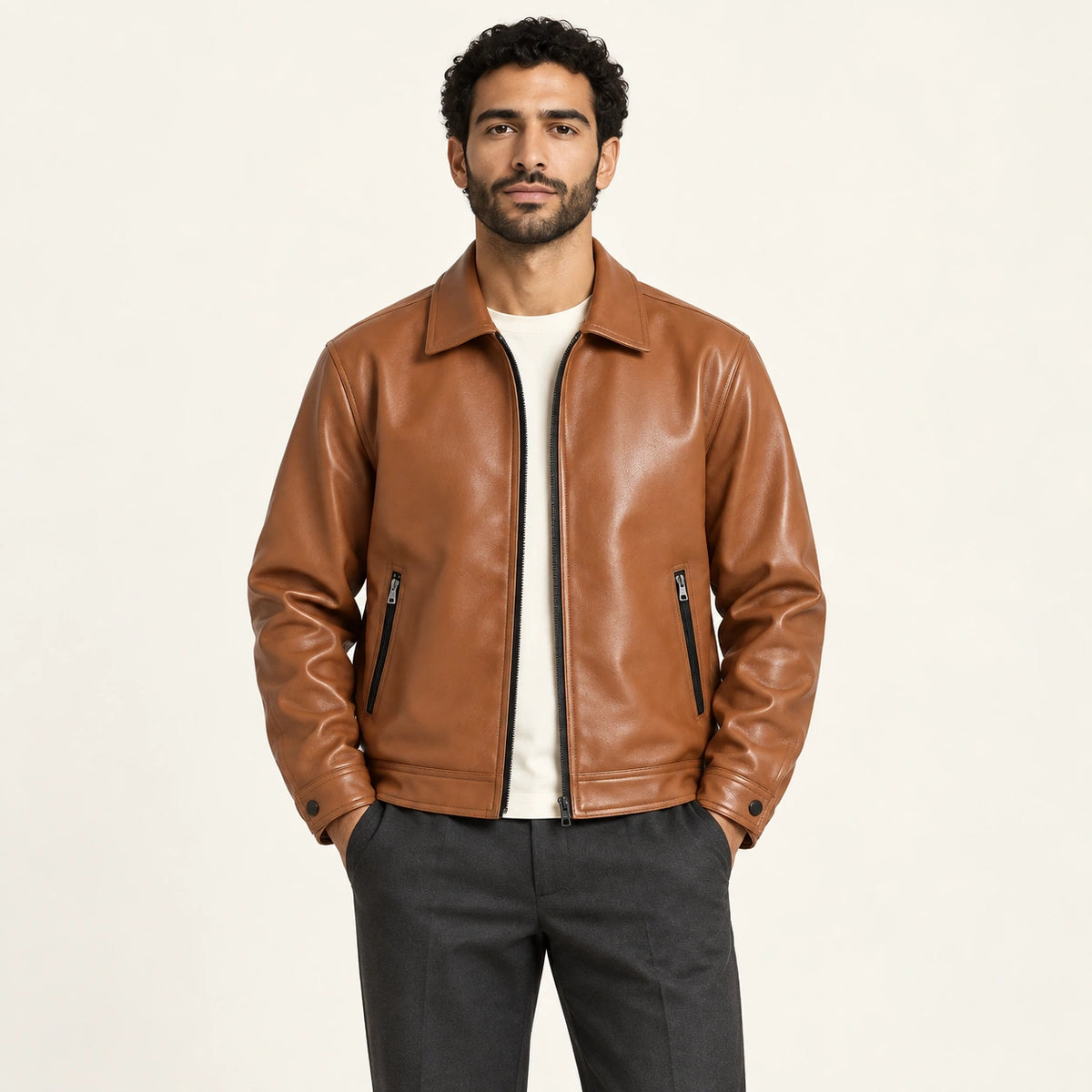 Veste en cuir marron, face dans le studio IVAREE