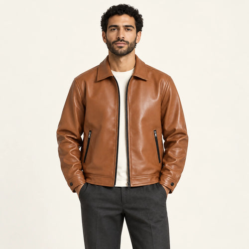 Veste en cuir marron, face dans le studio IVAREE