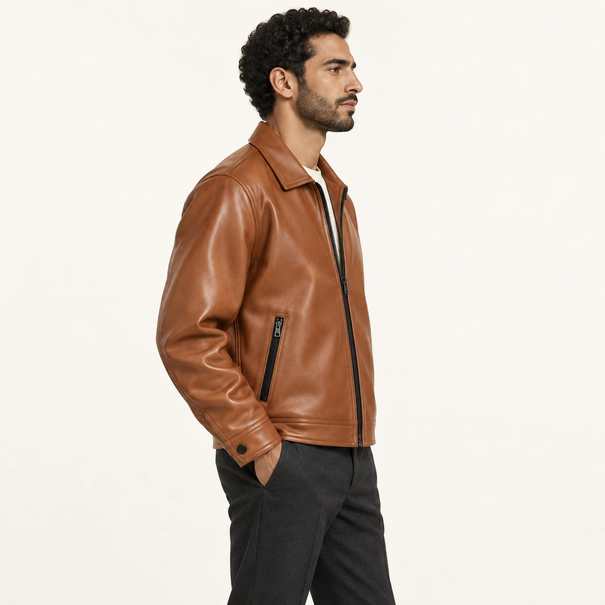 Veste en cuir marron, profil dans le studio IVAREE