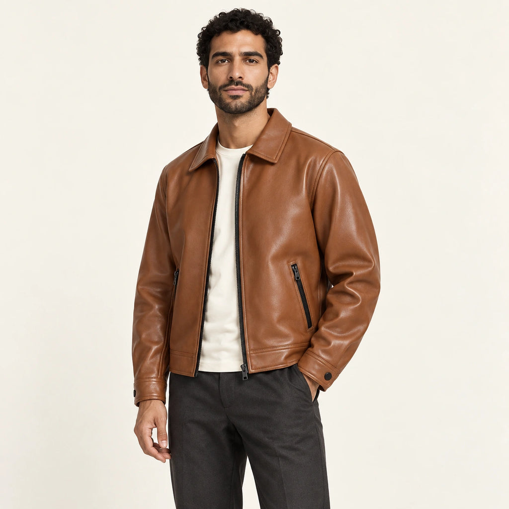 Veste en cuir marron, trois-quarts dans le studio IVAREE