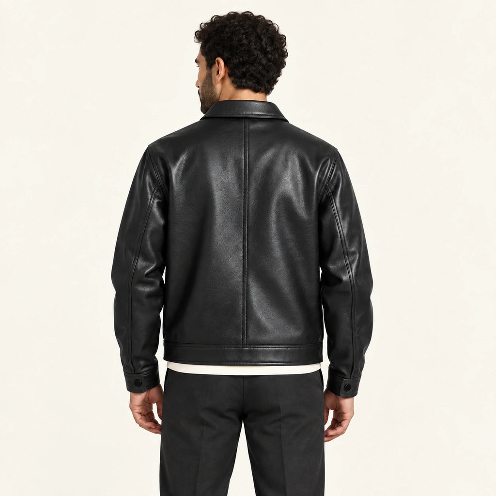 Veste en cuir noir, dos dans le studio IVAREE