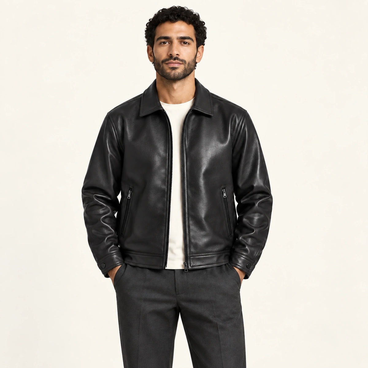 Veste en cuir noir, face dans le studio IVAREE