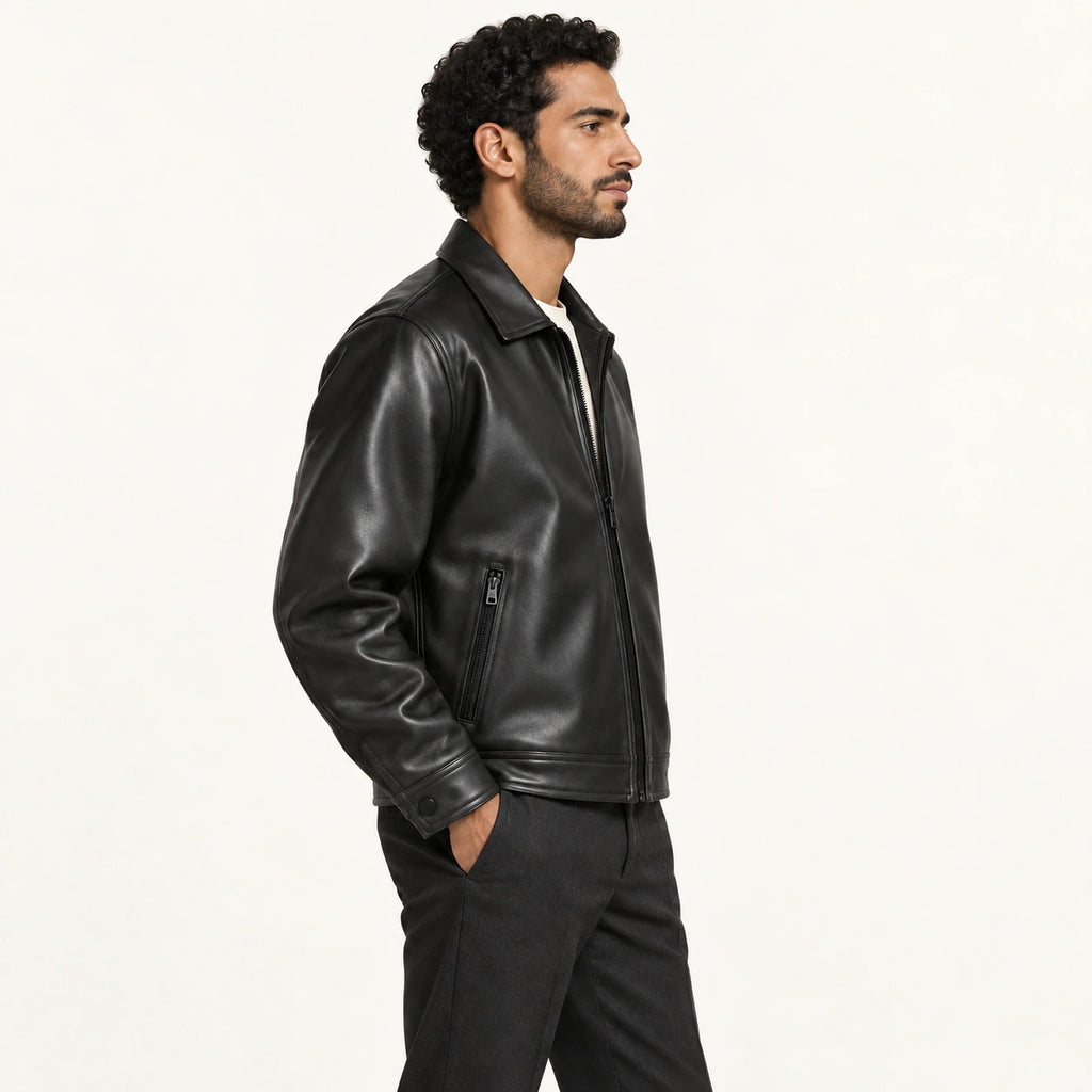 Veste en cuir noir, profil dans le studio IVAREE