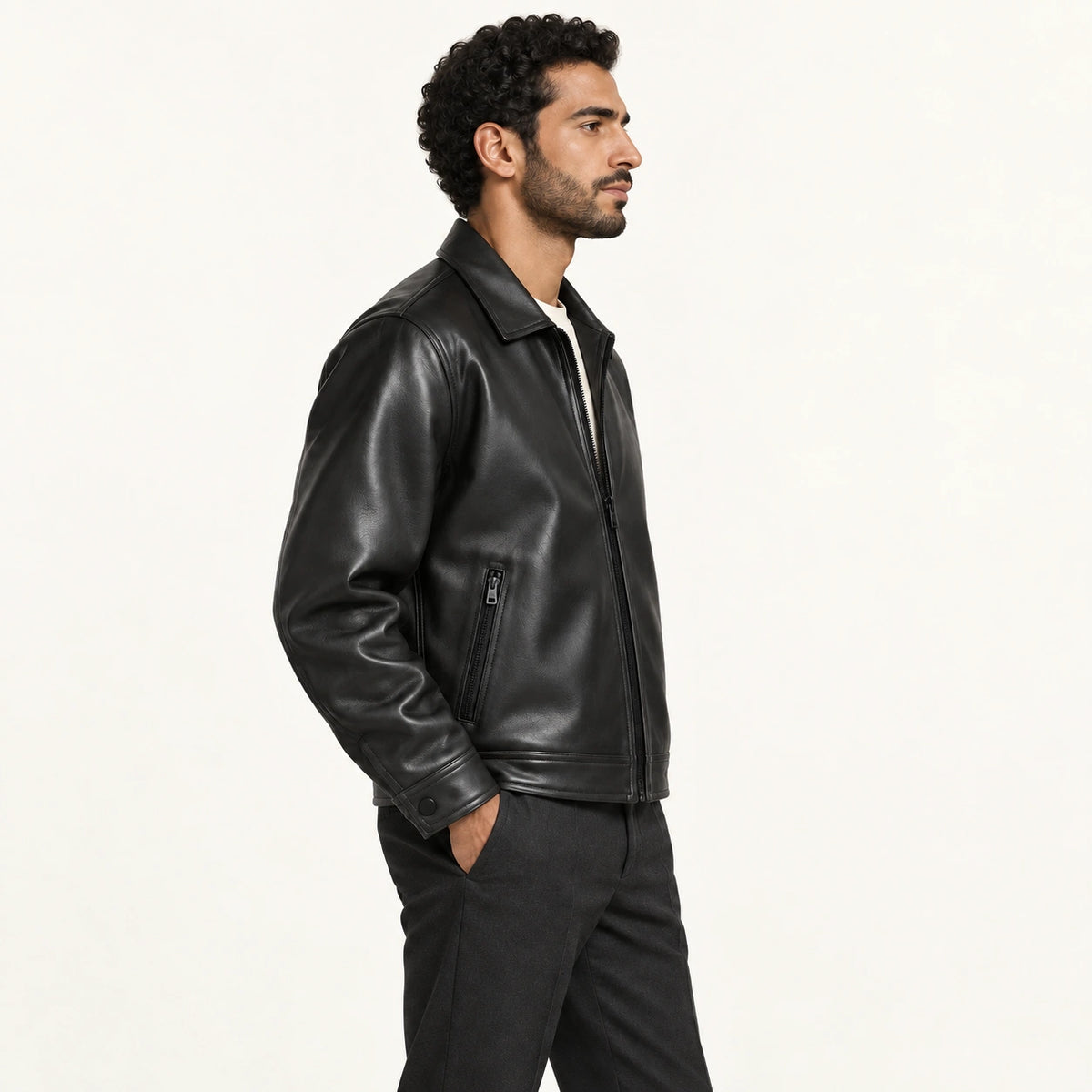 Veste en cuir noir, profil dans le studio IVAREE