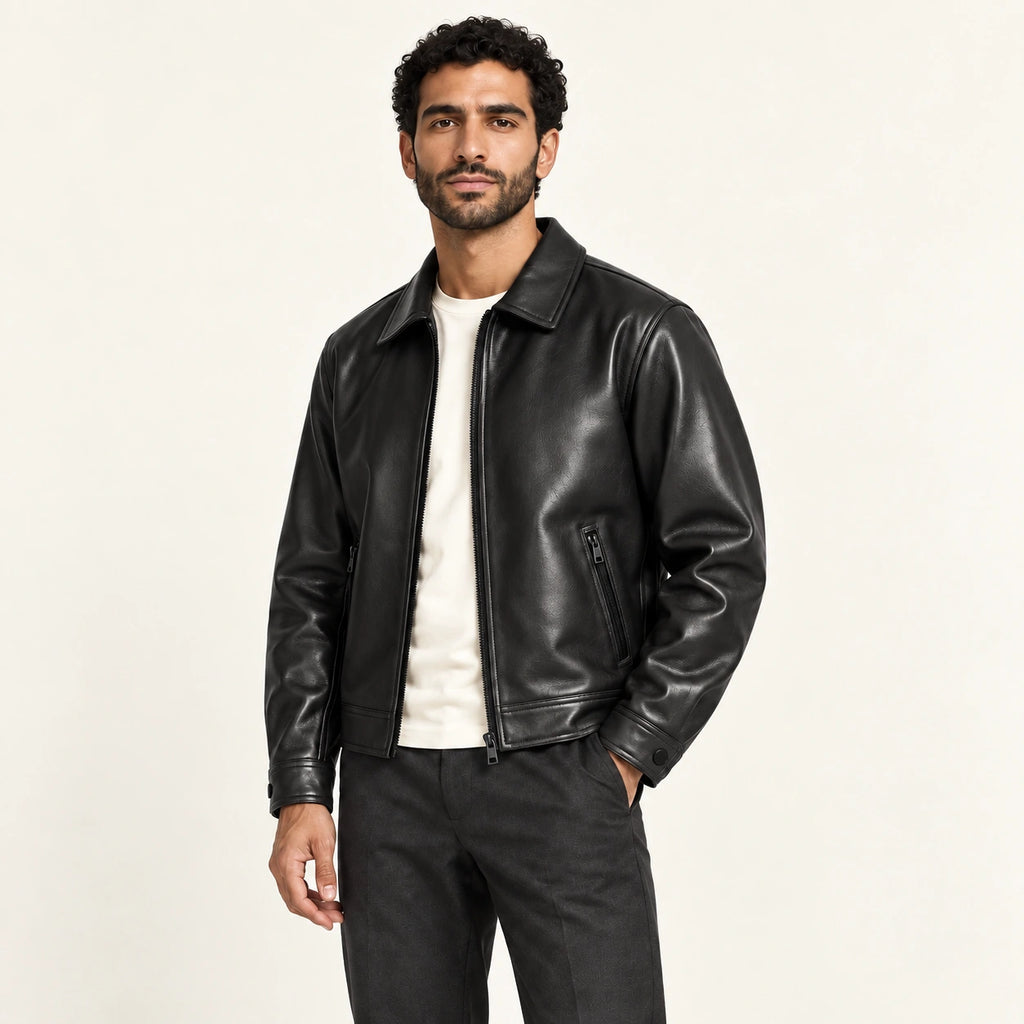 Veste en cuir noir, trois-quarts dans le studio IVAREE