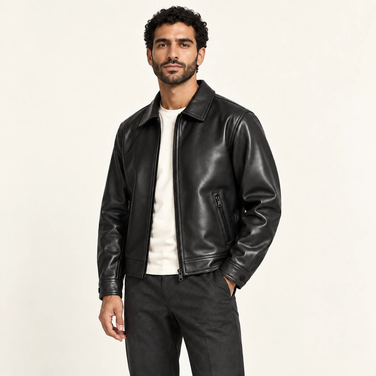 Veste en cuir noir, trois-quarts dans le studio IVAREE