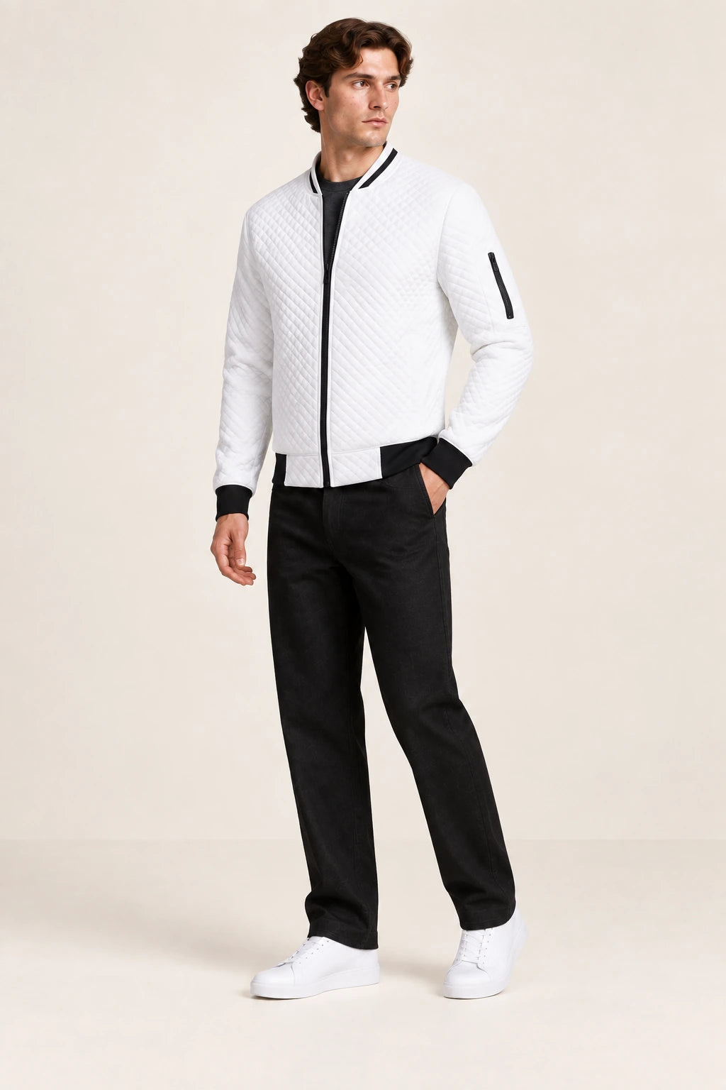 Veste bomber blanche matelassée en losanges, troisième pose de trois-quarts dans le studio IVAREE.