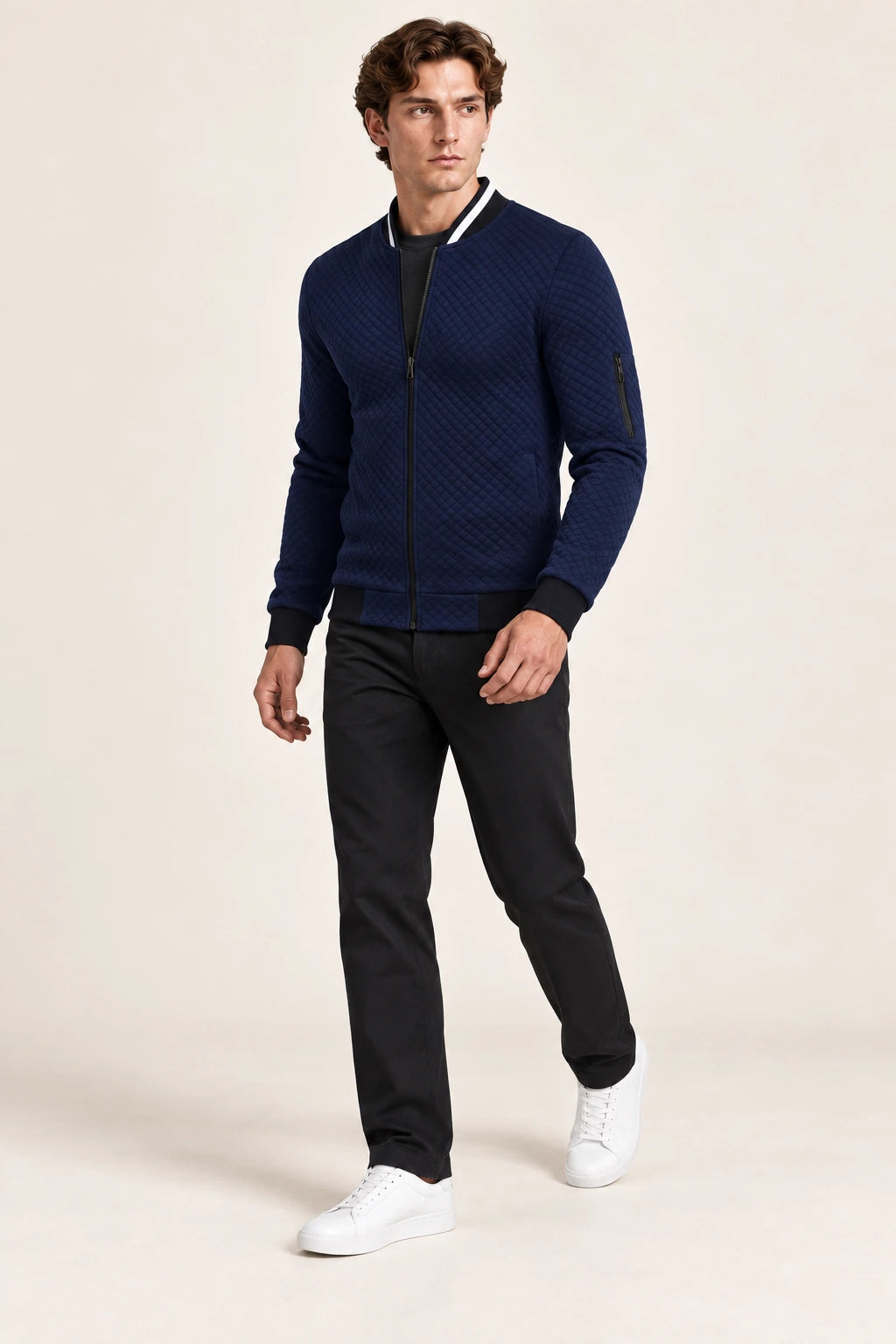 Veste bomber bleue matelassée en losanges, portée de trois-quarts dans le studio IVAREE.
