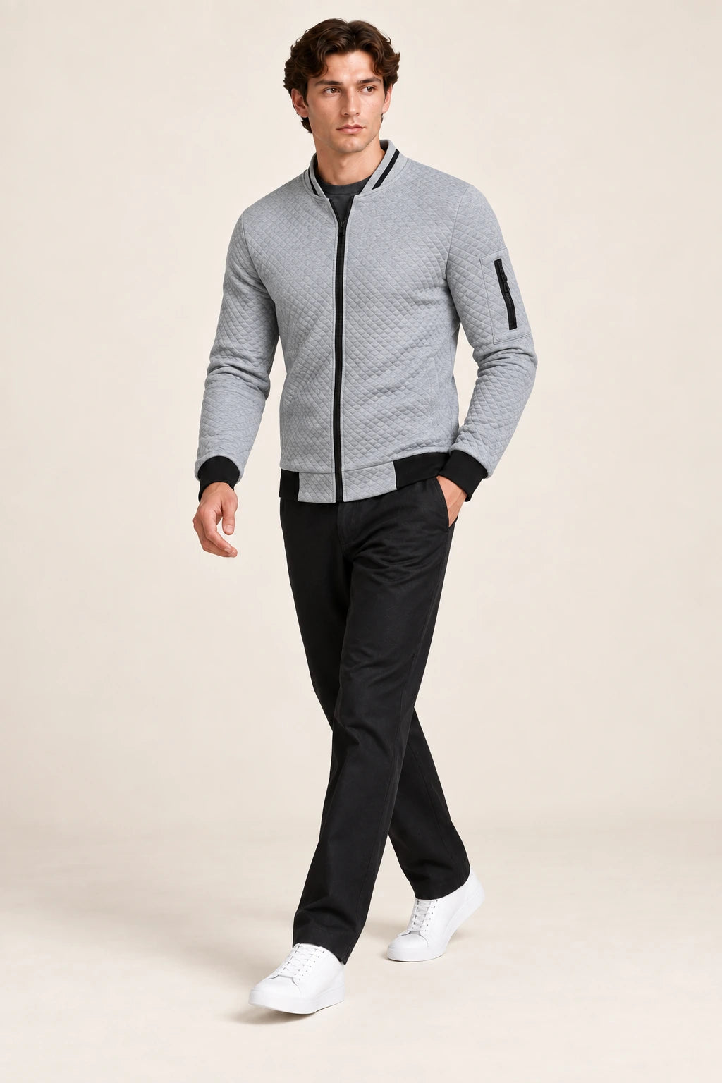 Veste bomber grise matelassée en losanges, troisième pose en mouvement dans le studio IVAREE.