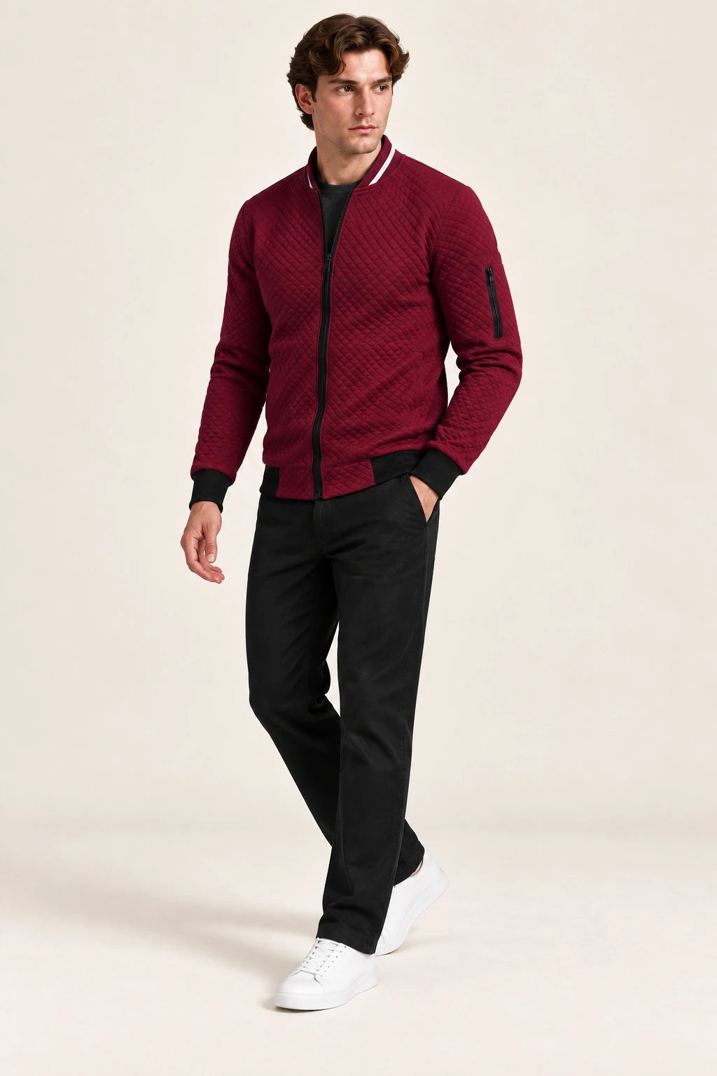 Veste bomber rouge matelassée en losanges, troisième pose dynamique dans le studio IVAREE.