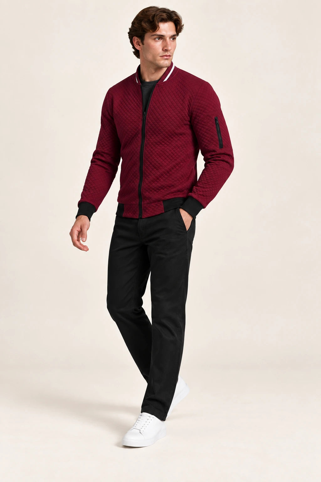 Veste bomber rouge matelassée en losanges, portée de trois-quarts dans le studio IVAREE.