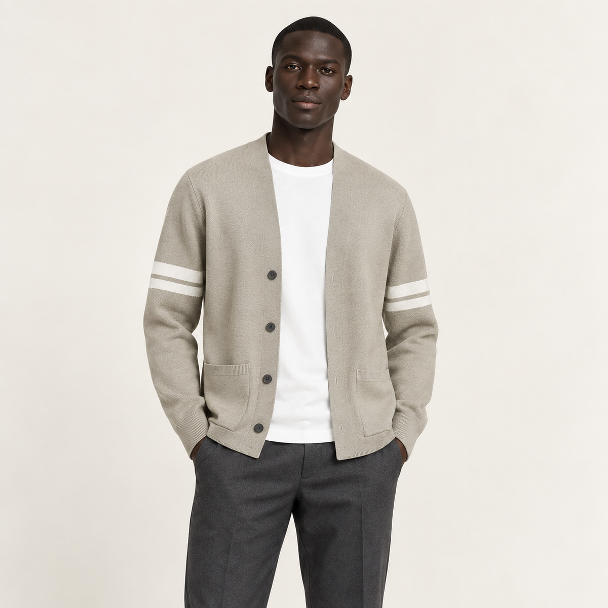 Cardigan boutonné à bandes contrastées beige porté par un mannequin IVAREE, vue de face