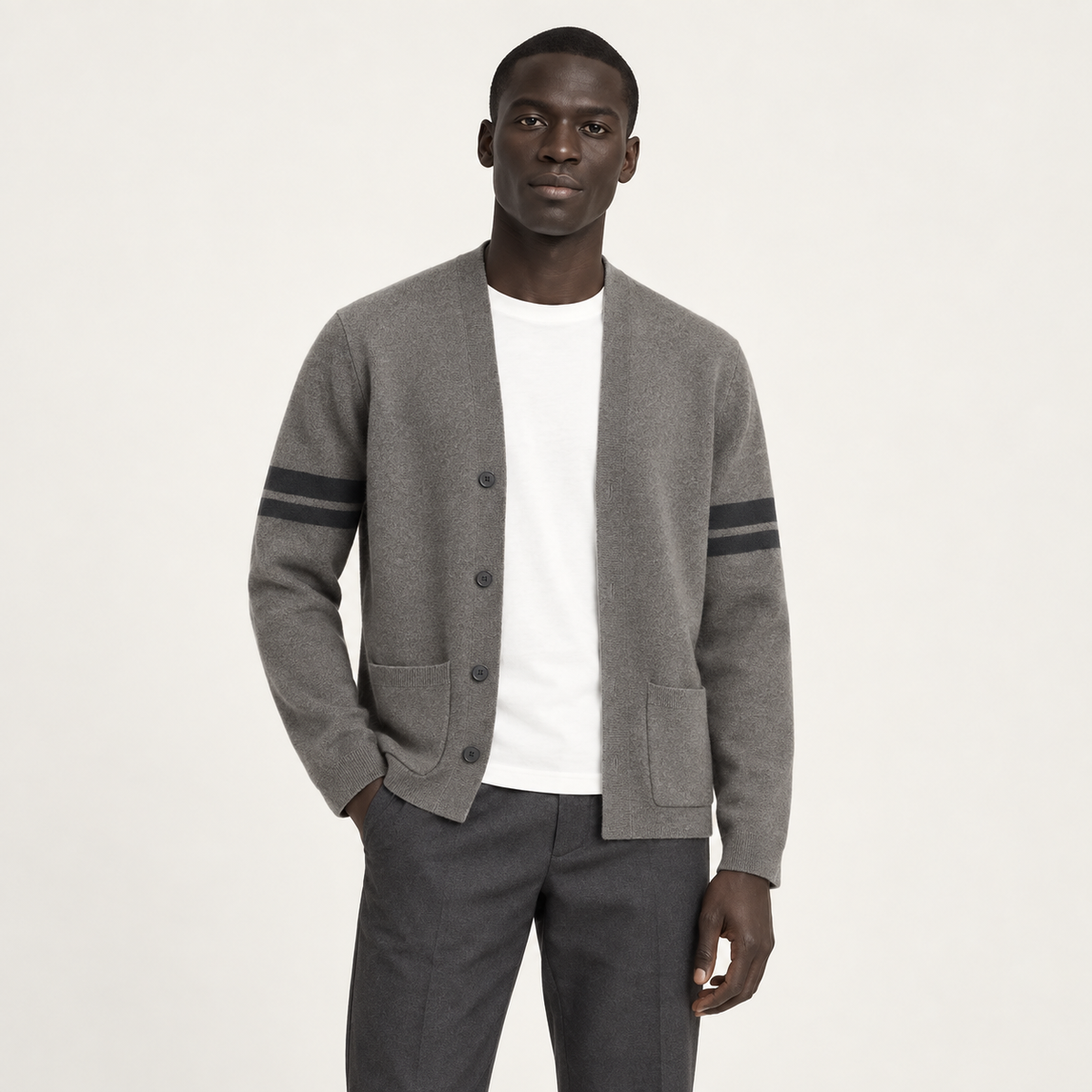 Cardigan boutonné à bandes contrastées gris foncé porté par un mannequin IVAREE, vue de face