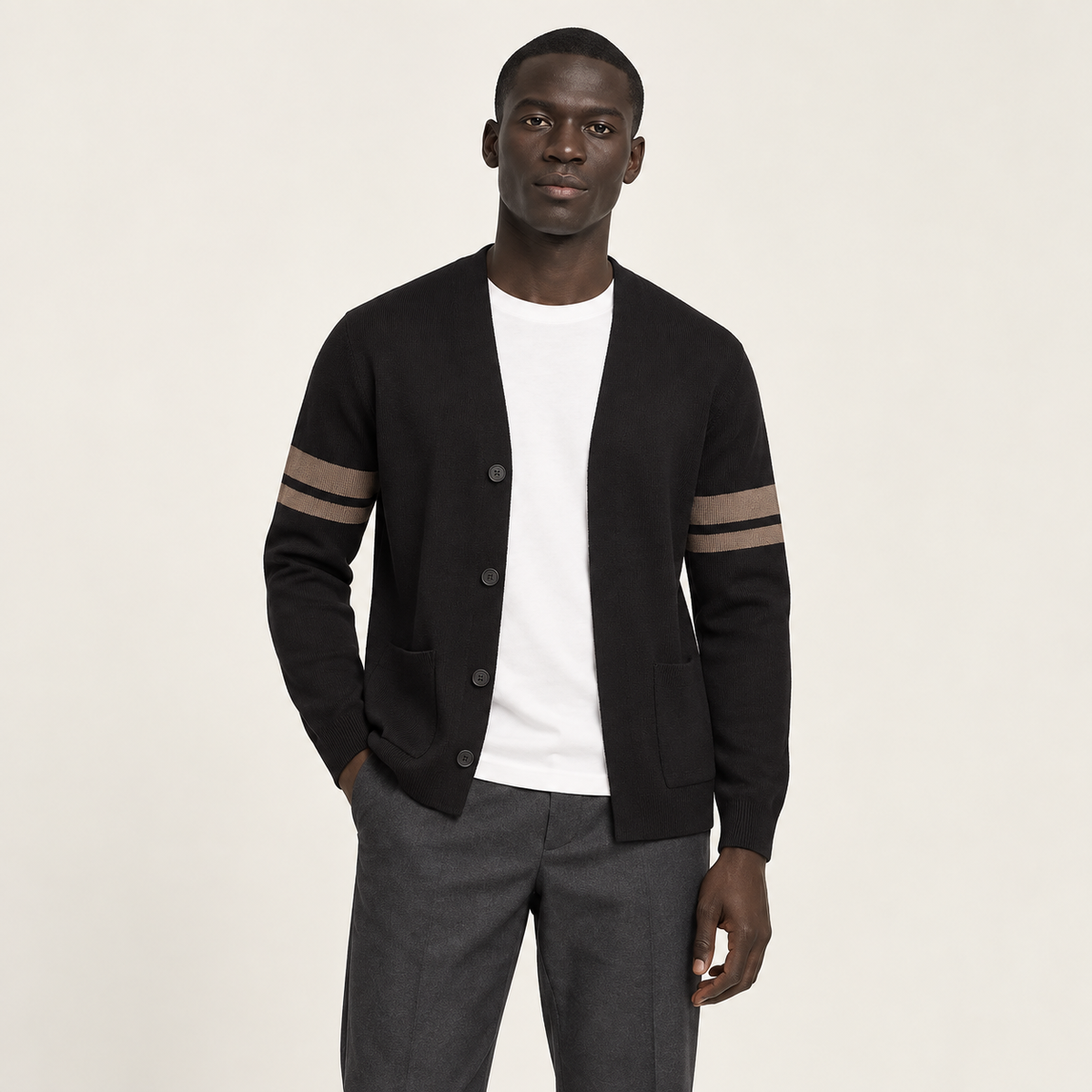 Cardigan boutonné à bandes contrastées noir porté par un mannequin IVAREE, vue de face